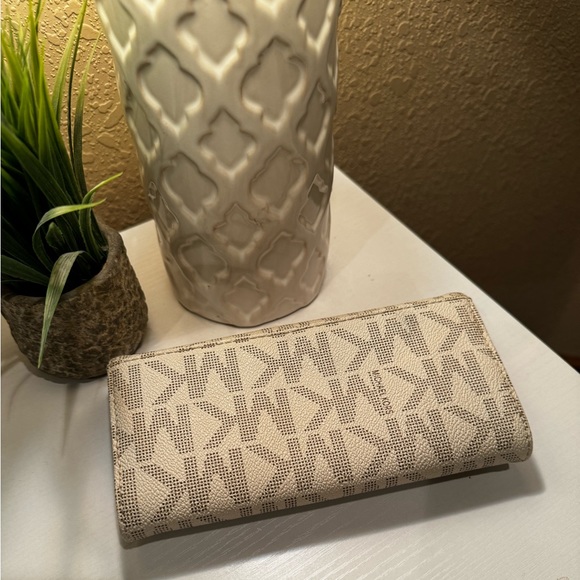 Michael Kors trifold wallet - Picture 4 of 4